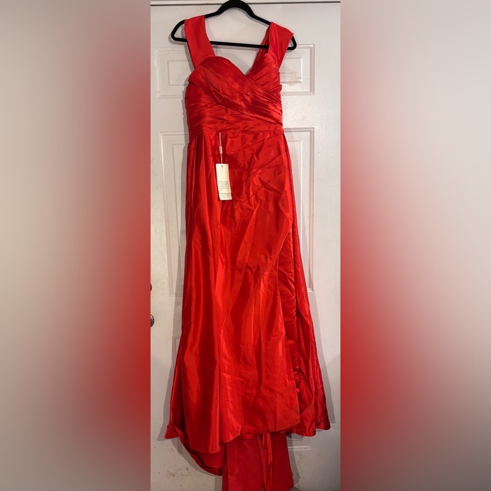 Elegant Red Evening Gown - Picture 3 of 8